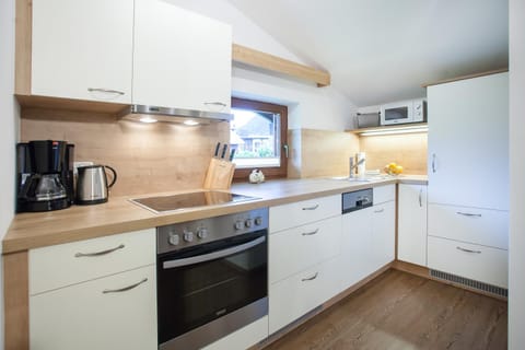 Coffee/tea facilities, Kitchen or kitchenette, Decorative detail, dishwasher, minibar, stove