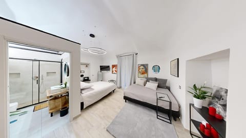 Bed, TV and multimedia, Photo of the whole room, Bedroom