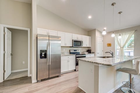 2 Mi to Rainbow Springs Home with Hot Tub! House in Dunnellon