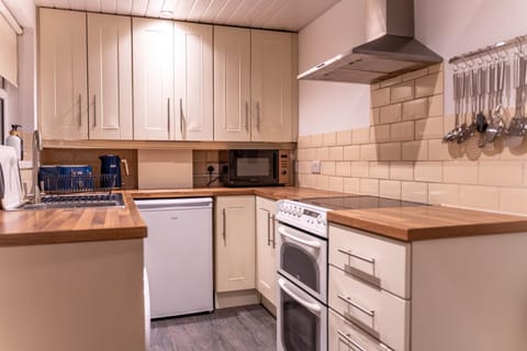 microwave, stove, toaster, washing machine, kitchen