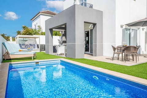 Property building, Patio, Balcony/Terrace, Seating area, Swimming pool, sunbed