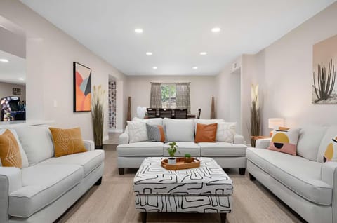 6 Br Resort Style Home Pool Game Room Fire Pit House in Glendale