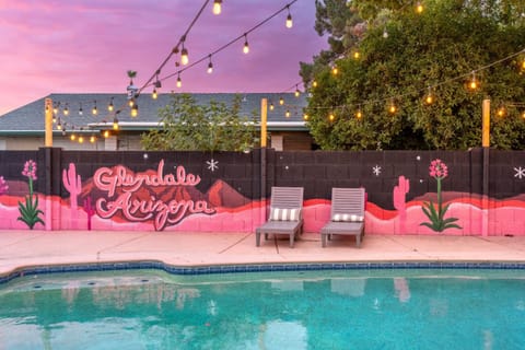 6 Br Resort Style Home Pool Game Room Fire Pit House in Glendale