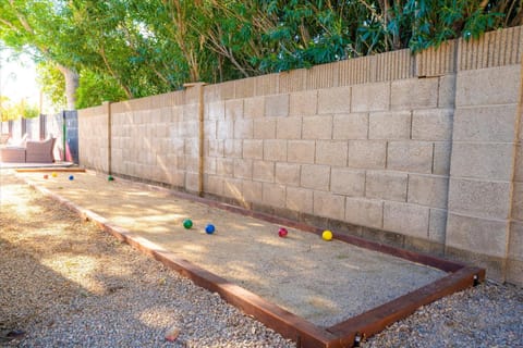 6 Br Resort Style Home Pool Game Room Fire Pit House in Glendale