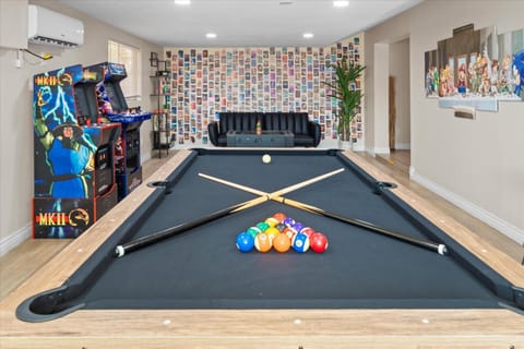 6 Br Resort Style Home Pool Game Room Fire Pit House in Glendale