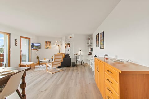 TV and multimedia, Living room, Seating area, Dining area