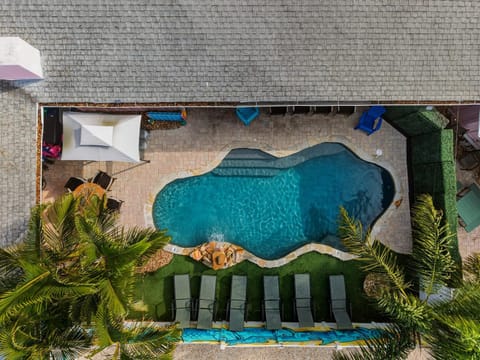 Property building, Day, Pool view, Swimming pool