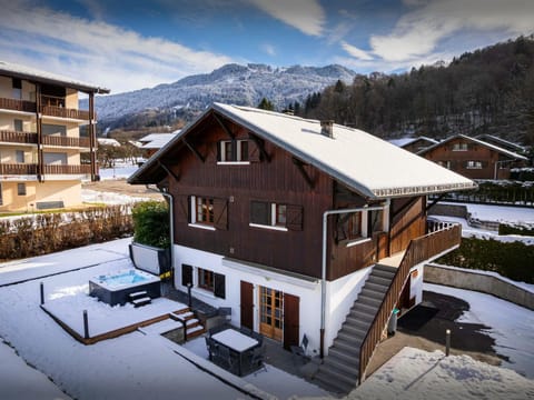 Property building, Day, Natural landscape, Winter, Mountain view