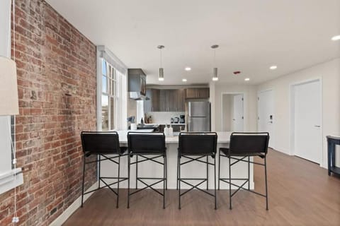Kitchen or kitchenette, Seating area