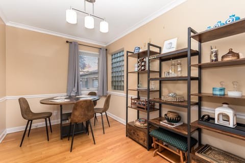 Charming Oak Park Retreat House in Oak Park