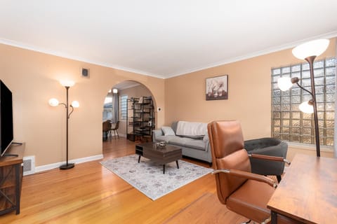 Charming Oak Park Retreat House in Oak Park