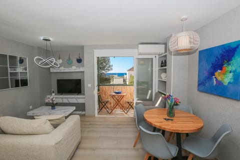 Communal lounge/ TV room, TV and multimedia, Balcony/Terrace, Living room, Seating area, Dining area