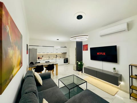 Communal lounge/ TV room, TV and multimedia, Kitchen or kitchenette, Living room, Seating area, Communal kitchen, kitchen, kitchen, air conditioner, air conditioner