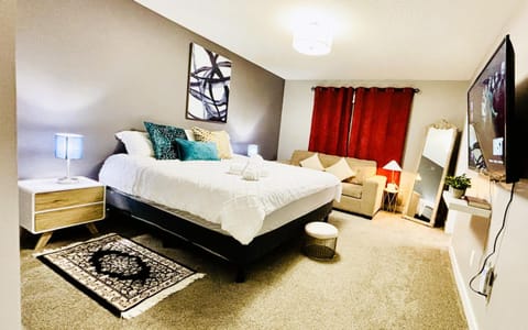 Bed, Bathroom, TV and multimedia, Seating area, Bedroom