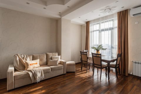 Living room, Seating area, Dining area, internet