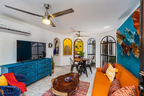 TV and multimedia, Living room, Seating area, Dining area, air conditioner