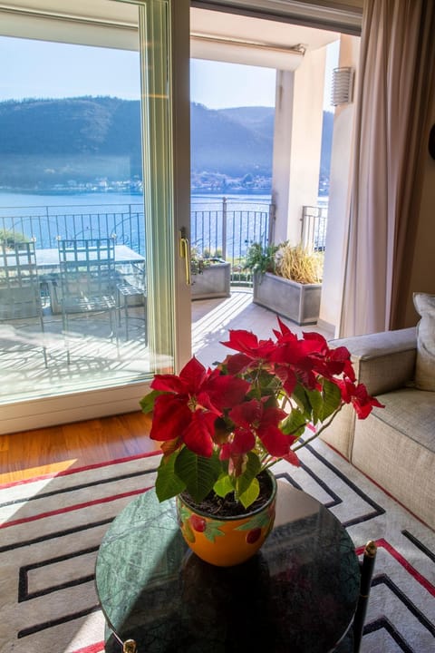 Balcony/Terrace, Lake view, Mountain view