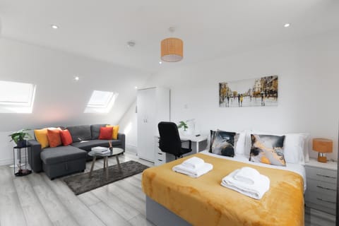 Bed, Photo of the whole room, Seating area, Bedroom, towels