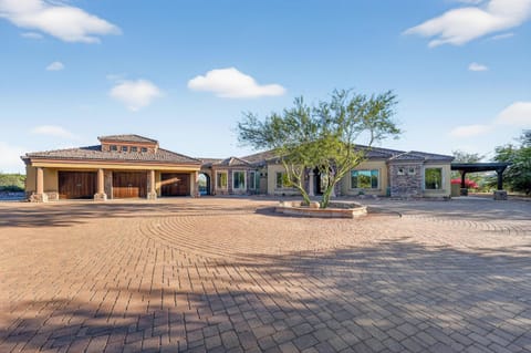 Luxurious Tuscan-style Villa with magnificent panoramic views Villa in Gold Canyon