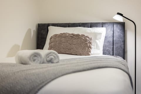 Bed, Bedroom, towels