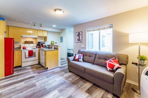 SpaceNeedleNest, Retro Chic, Free Parking-Rooftop Apartment in Belltown