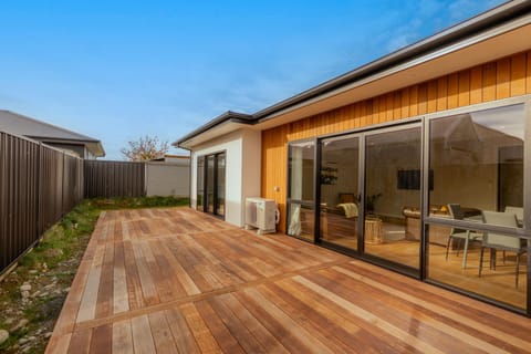 Property building, Patio, Balcony/Terrace