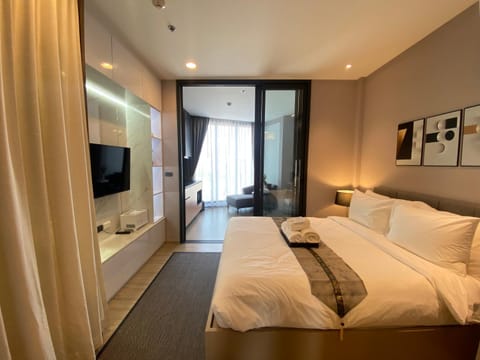 Photo of the whole room, Bedroom