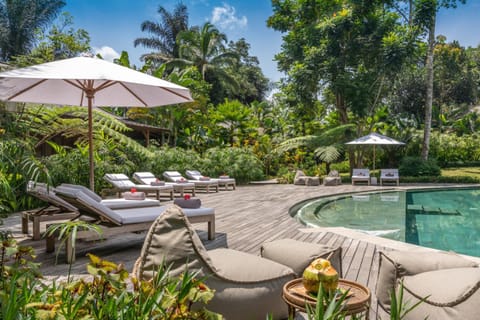 Swimming pool, sunbed