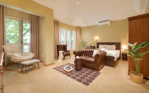 Bed, Photo of the whole room, Seating area, Bedroom, air conditioner