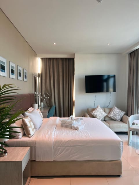 Bed, TV and multimedia, Living room, Photo of the whole room, Seating area, Bedroom