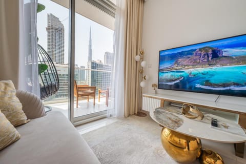 TV and multimedia, Living room, Seating area, Evening entertainment