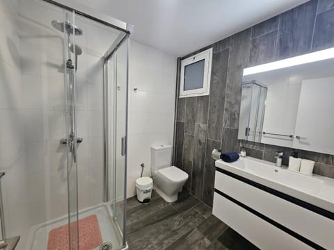 Shower, Bathroom, towels