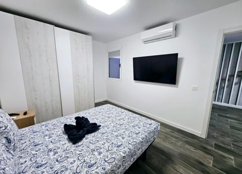 Bed, TV and multimedia, Photo of the whole room, Bedroom