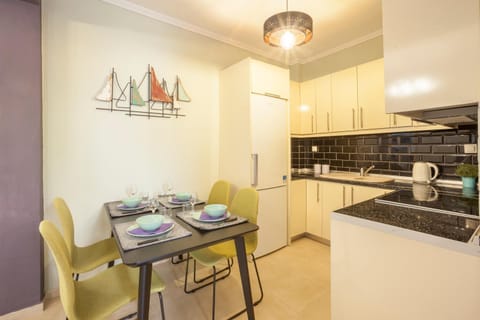 Kitchen or kitchenette, Dining area, oven, stove