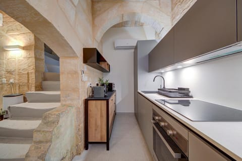 Kitchen or kitchenette, dishwasher, minibar