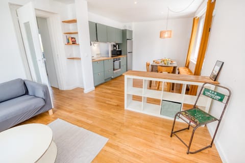 Living room, Seating area, Dining area, oven, stove