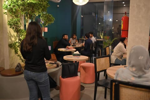 Restaurant/places to eat, People, Seating area, group of guests