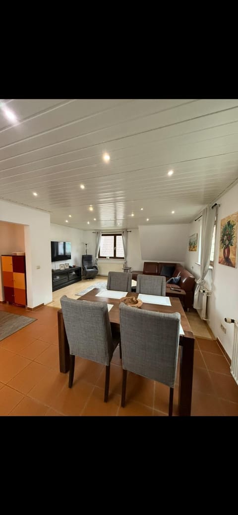 Exklusive vollmöbilierte Wohnung Nähe Daimler Apartment in Böblingen