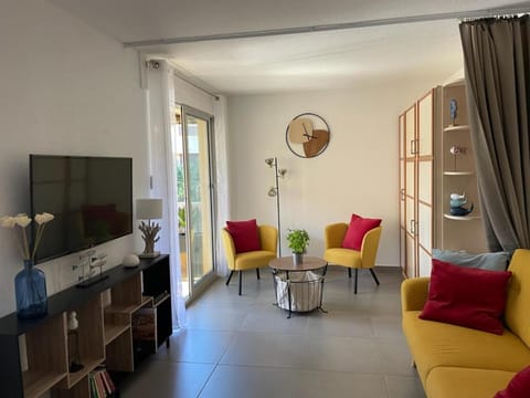 Communal lounge/ TV room, Living room, Seating area