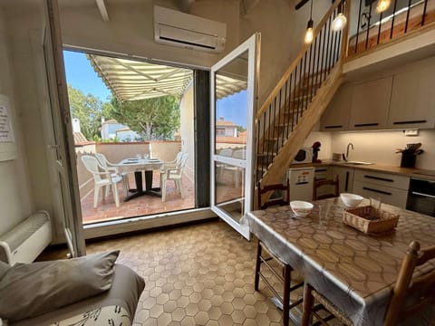 Patio, Kitchen or kitchenette, Dining area, air conditioner