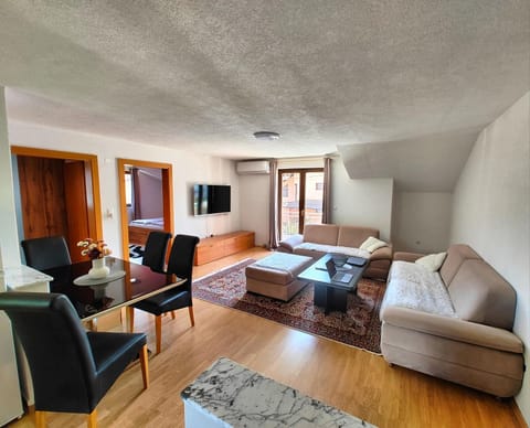 Communal lounge/ TV room, TV and multimedia, Living room, Seating area, Evening entertainment