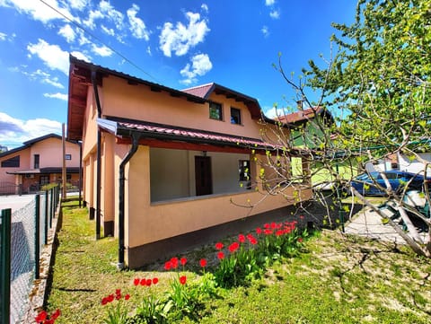 Property building, Spring, Day, Neighbourhood, Garden, Garden, Garden view, Street view