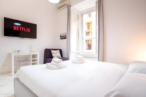 Bed, TV and multimedia, Photo of the whole room, Bedroom, towels