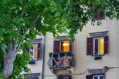 Facade/entrance, Balcony/Terrace, City view, Street view