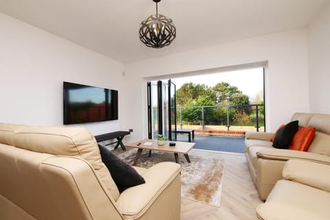 Communal lounge/ TV room, TV and multimedia, Living room, Seating area