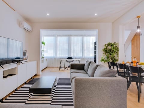 Communal lounge/ TV room, TV and multimedia, Living room, Seating area, Dining area, air conditioner