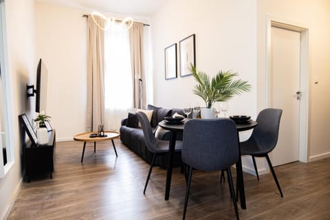 TV and multimedia, Seating area, Dining area