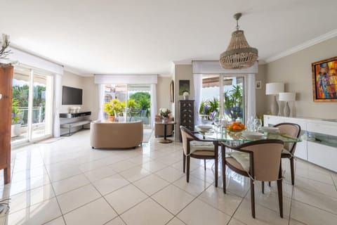 TV and multimedia, Living room, Dining area