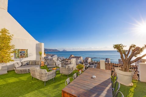 Property building, Balcony/Terrace, Living room