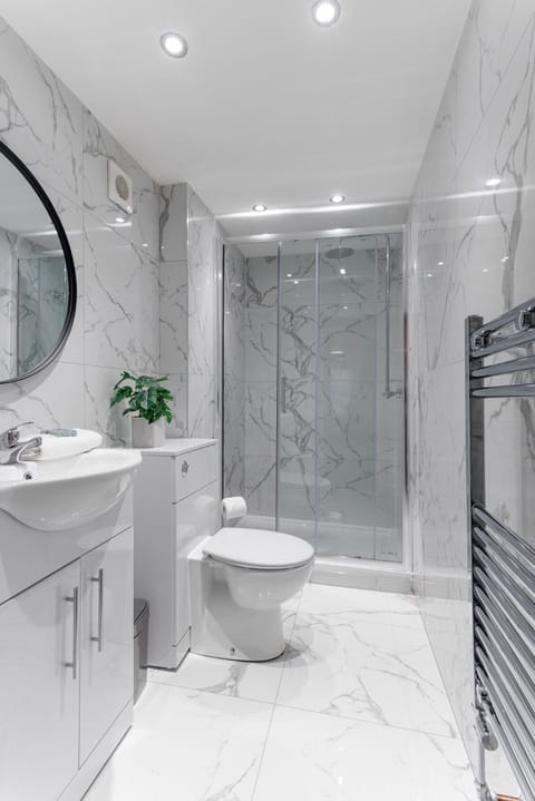 Shower, Toilet, Bathroom, towels